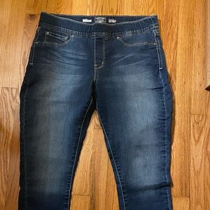 Levi Signature pull on shaping skinny jeans.